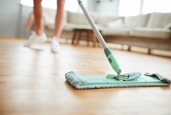 Lavage quotidien du parquet pour préserver le bois