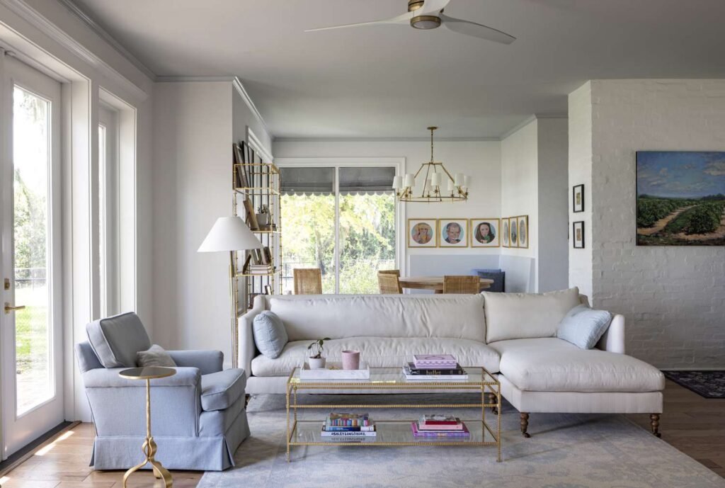 Exemple de couleurs d’intérieur apaisantes dans un salon moderne