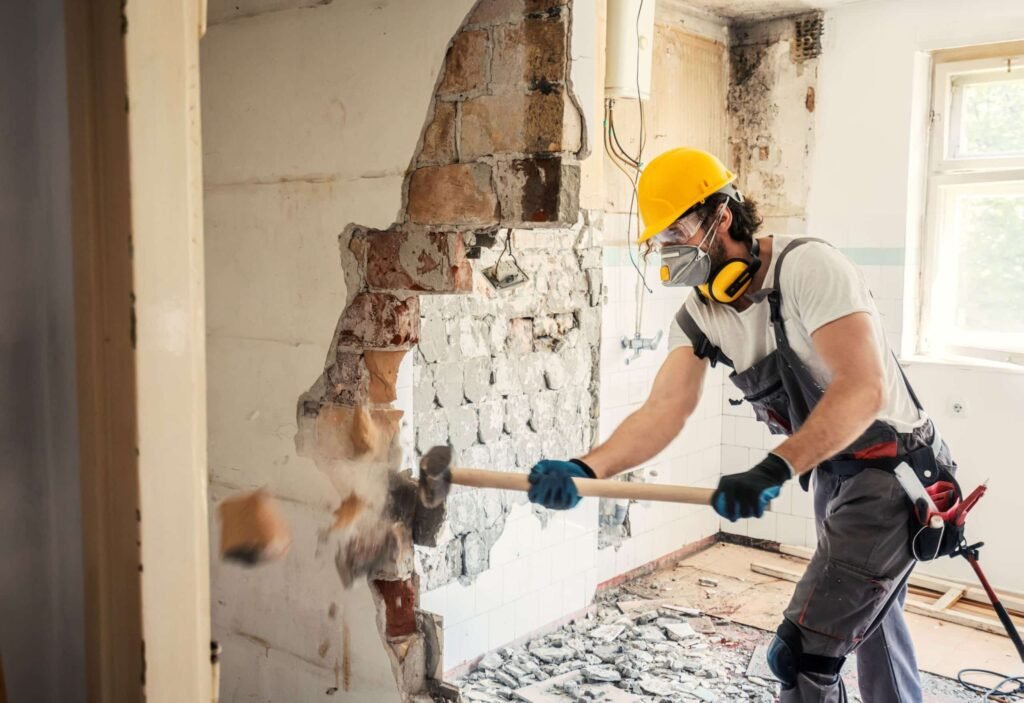 Travail sécurisé pour l’abattage d’un mur porteur avec renfort temporaire