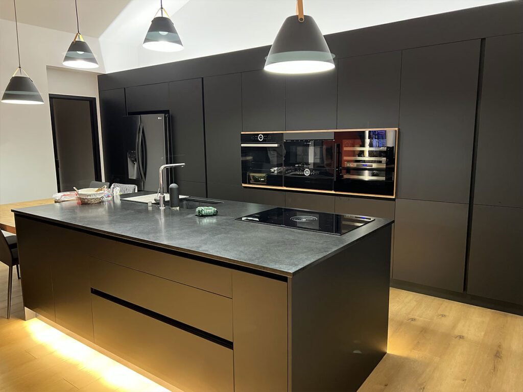 Cuisine contemporaine avec îlot central multifonctionnel