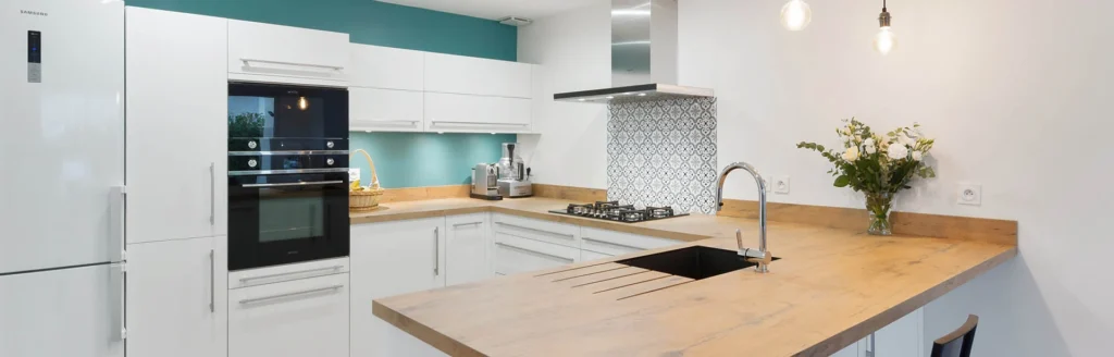 Cuisine spacieuse avec agencement en U et zones de travail distinctes
