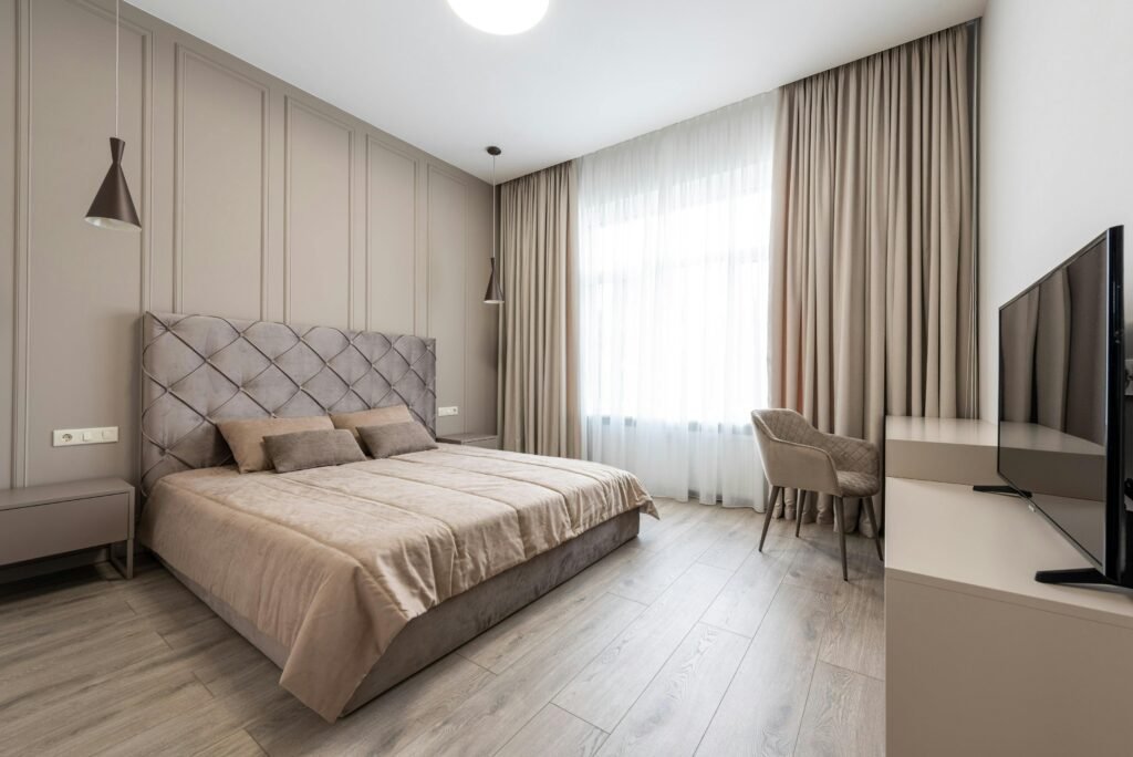 Tendances de rénovation intérieure avec couleurs naturelles, matériaux durables et éclairage soigné