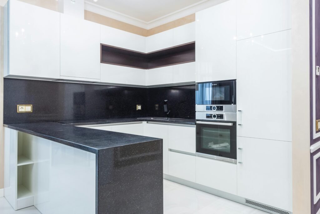 Rénovation intérieure fonctionnelle avec rangements intégrés et agencement optimisé